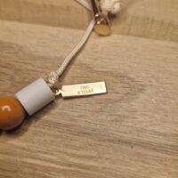 Collier de perles porte médaille