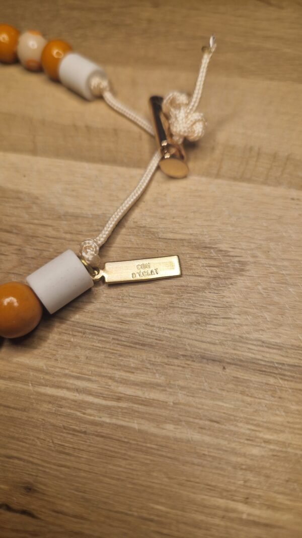 Collier de perles porte médaille