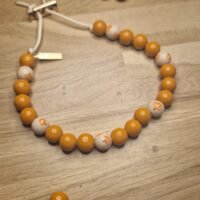 Collier de perles porte médaille