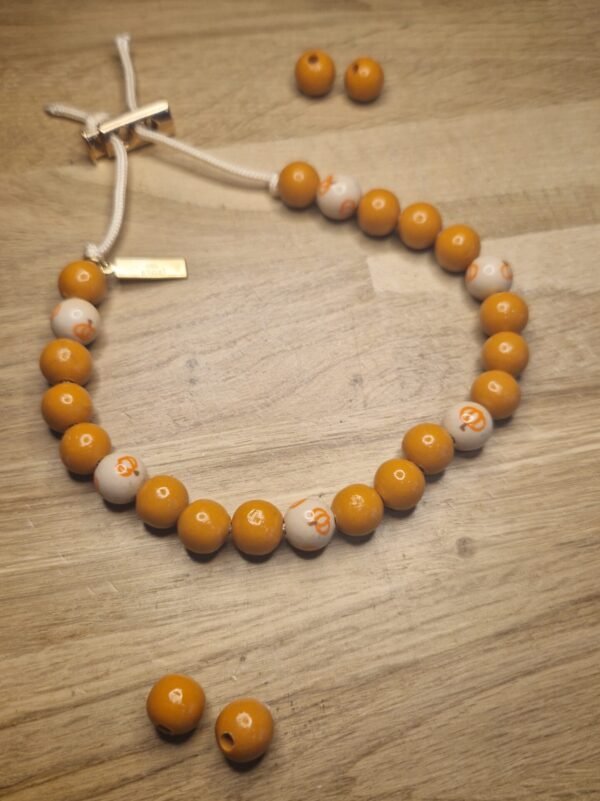 Collier de perles porte médaille